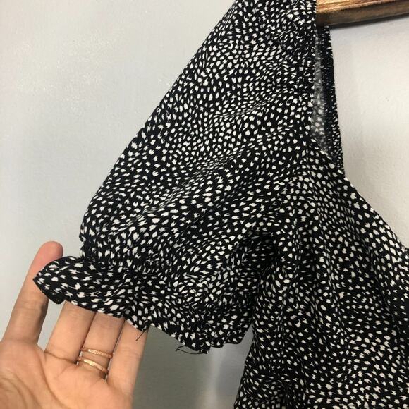 Urban Outfitters Crop Top Twist Front Puff Sleeve Black White Pattern Smocked M - Picture 5 of 7